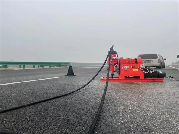 额尔古纳马路路基路面开裂下沉注浆加固灌浆